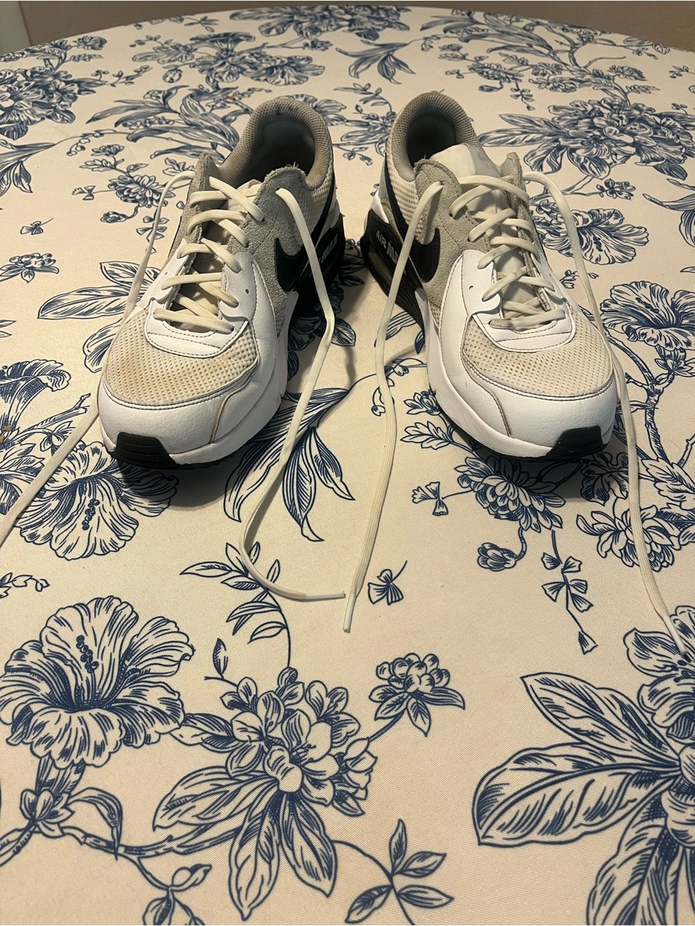 Nike Men's White and Black Air Max Excee size 9